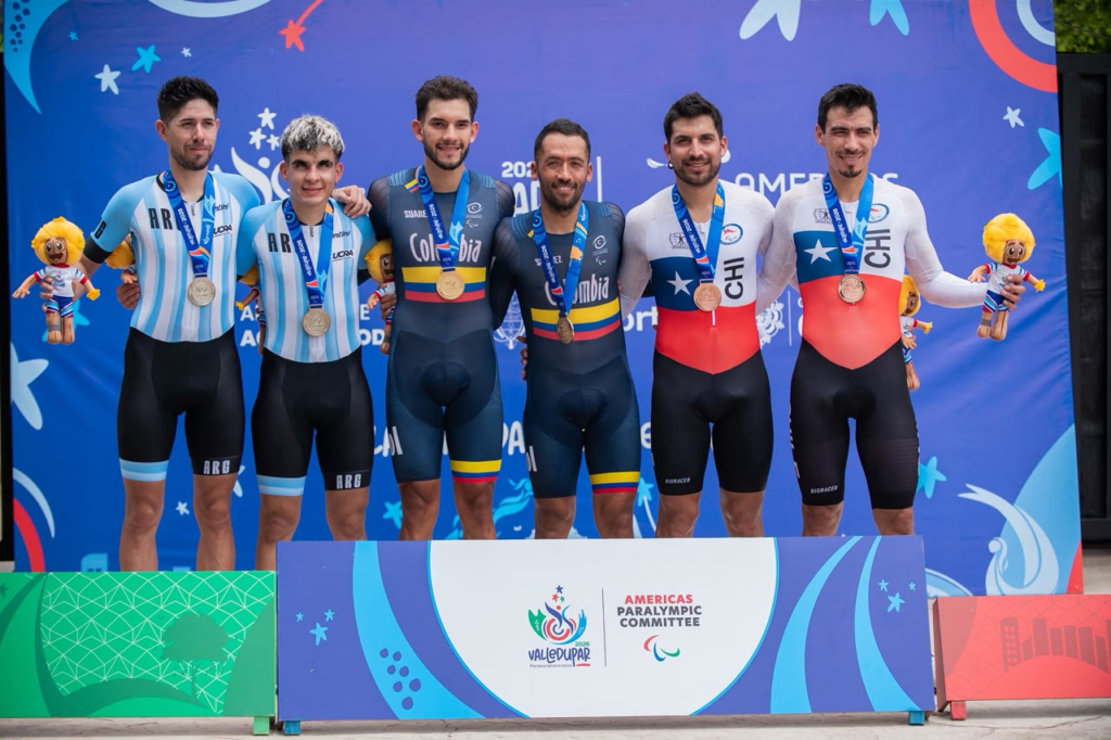 Medallistas del ciclismo de pista durante la premiación en los Juegos Parasuramericanos Valledupar 2026.
