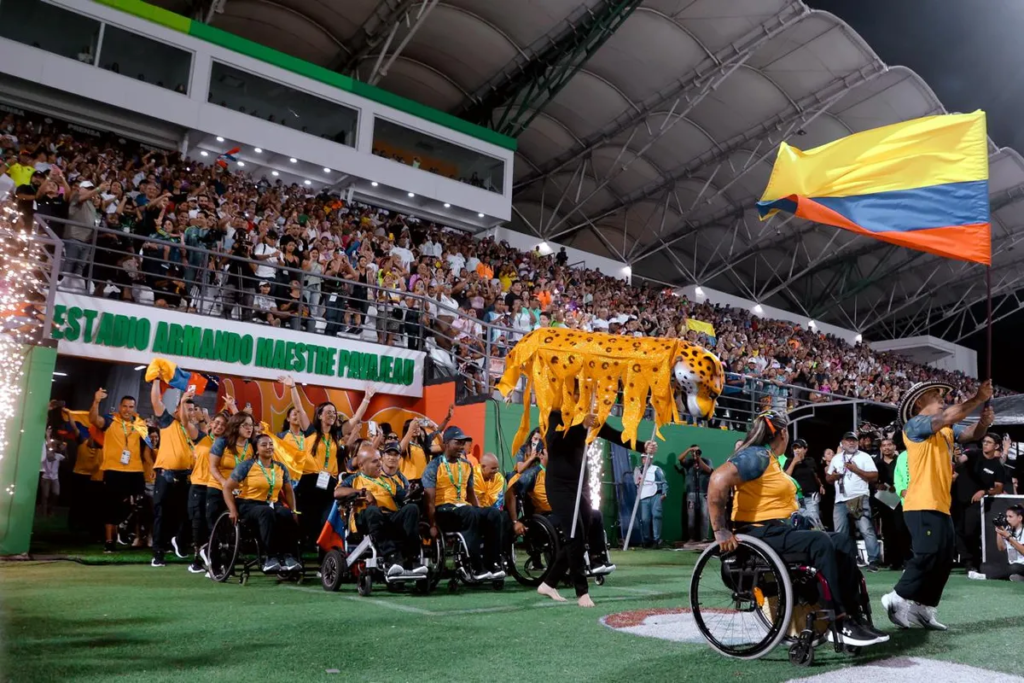 Ceremonia de inauguración de los Juegos Parasuramericanos Valledupar 2026 en el estadio Armando Maestre con el desfile de los para atletas y la bandera de Colombia.